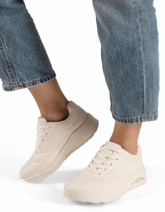 Λευκά γυναικεία αθλητικά με διάτρητο σχέδιο και αερόσολα