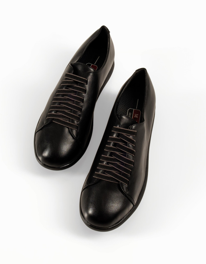 Γυναικεία μαύρα slip-on με ανάγλυφη εύκαμπτη σόλα και ελαστικά κορδόνια σε μεγάλα μεγέθη