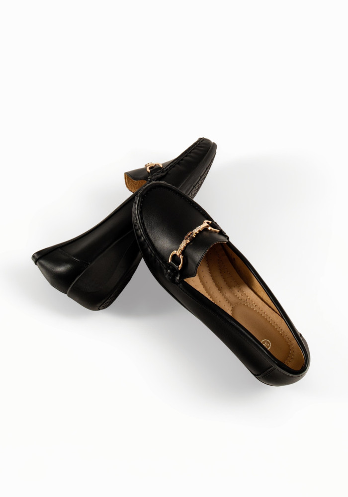 Mοκασίνια μαύρα γυναικεια slip-on με μεταλλική χρυσή λεπτομέρεια