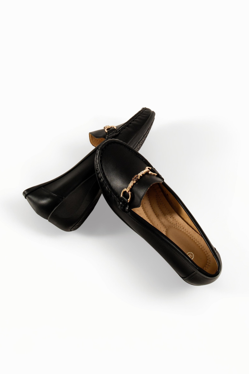 Mοκασίνια μαύρα γυναικεια slip-on με μεταλλική χρυσή λεπτομέρεια