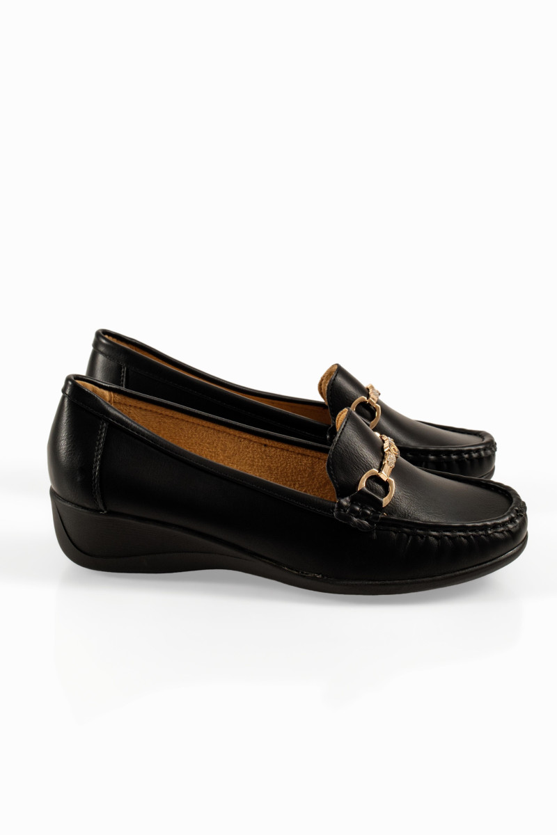 Mοκασίνια μαύρα γυναικεια slip-on με μεταλλική χρυσή λεπτομέρεια