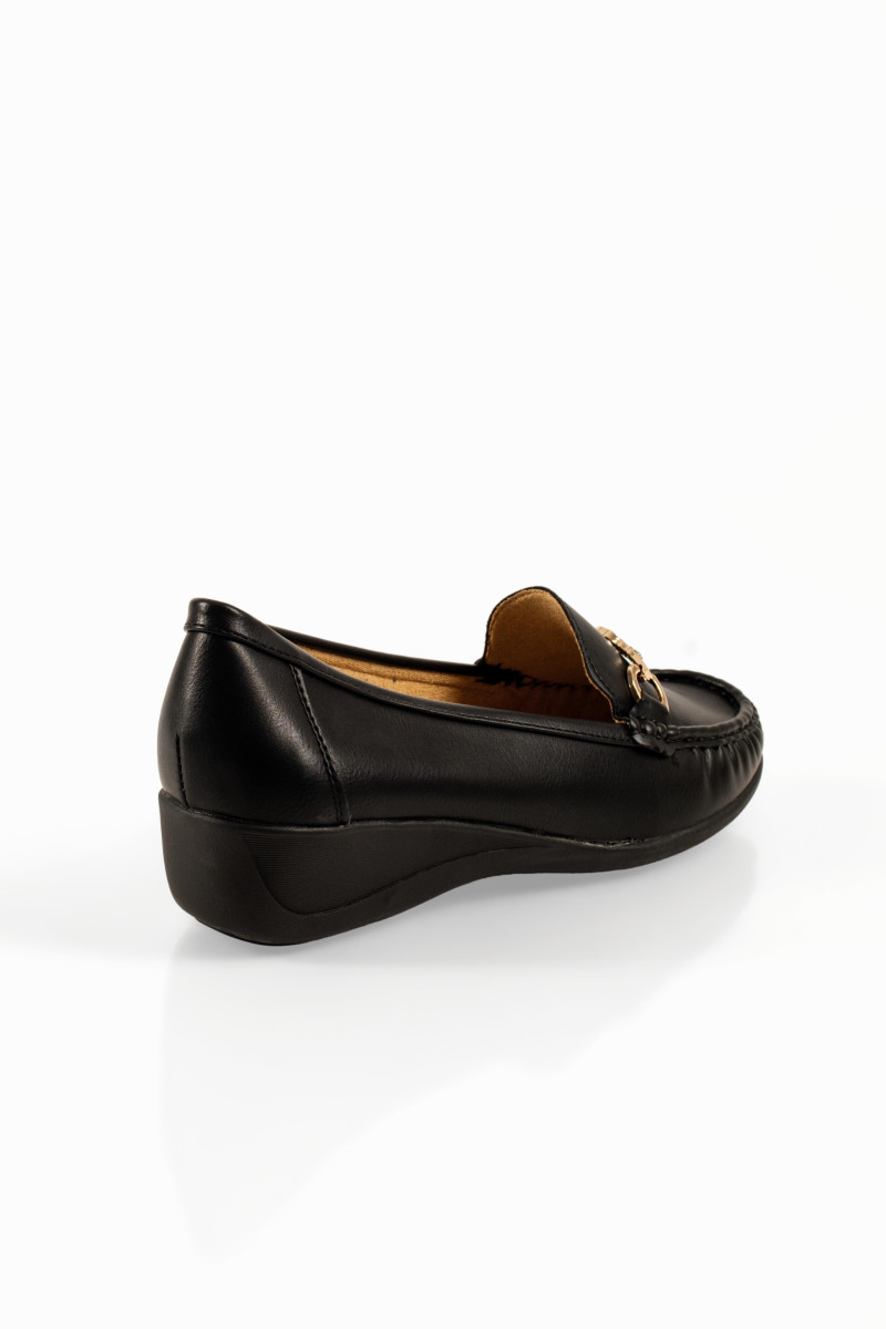 Mοκασίνια μαύρα γυναικεια slip-on με μεταλλική χρυσή λεπτομέρεια