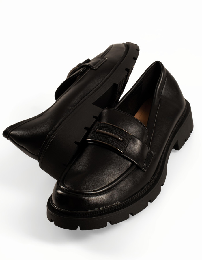 Chunky μαύρα loafers γυναικεία με μεταλλική λεπτομέρεια σε μεγάλα μεγέθη