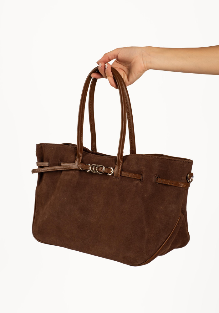 Γυναικεία τσάντα ώμου καφέ suede με διακοσμητικό λουράκι