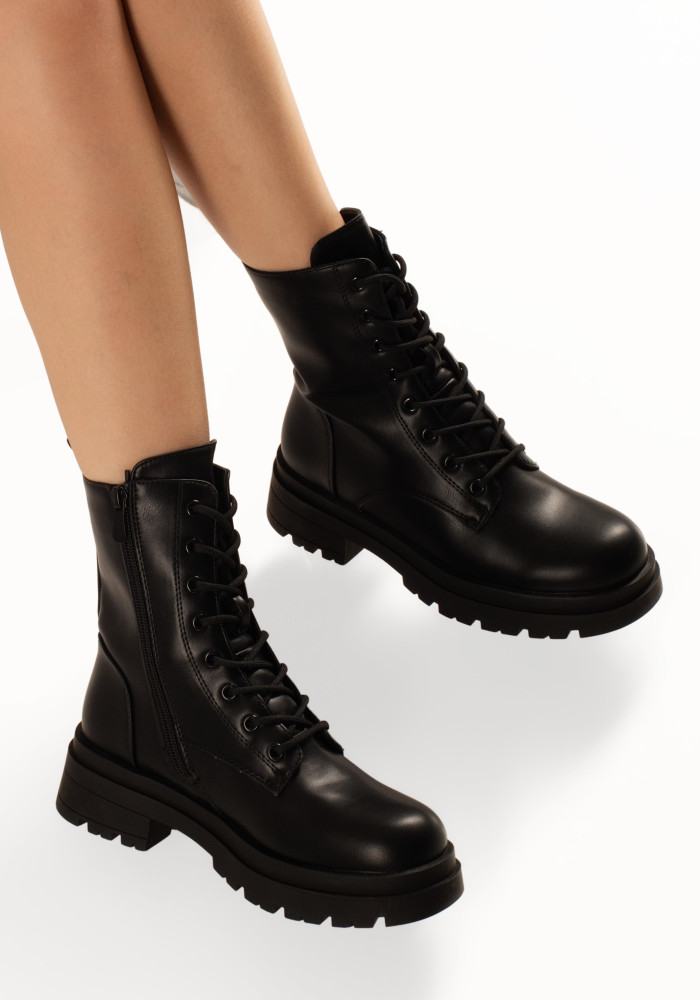 Γυναικεία combat boots μαύρα με ψηλό δέσιμο