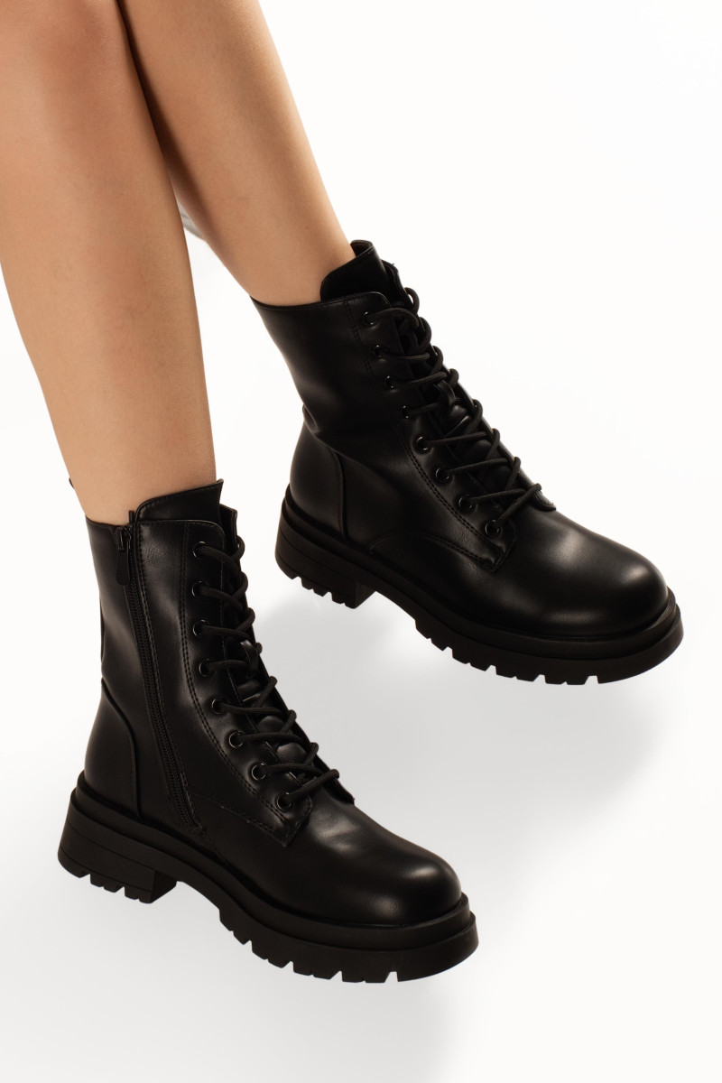 Γυναικεία combat boots μαύρα με ψηλό δέσιμο