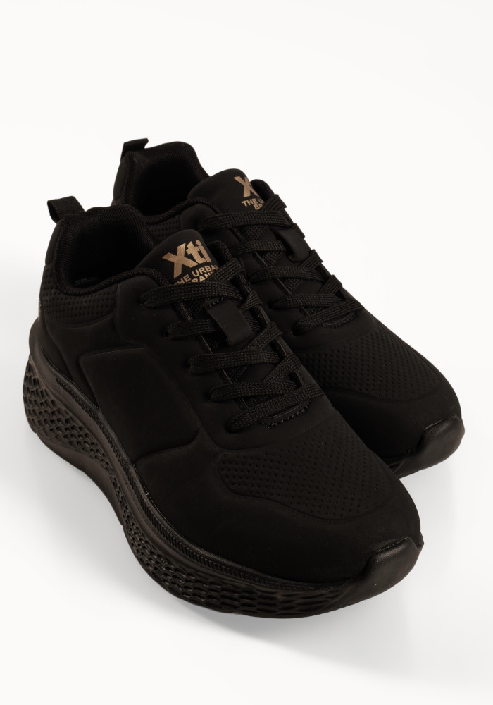 Xti μαύρα γυναικεία sneakers με χοντρή,ανάγλυφη σόλα
