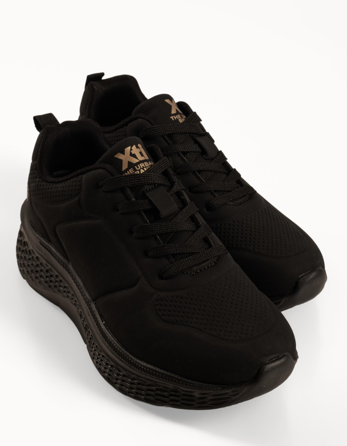 Xti μαύρα γυναικεία sneakers με χοντρή,ανάγλυφη σόλα