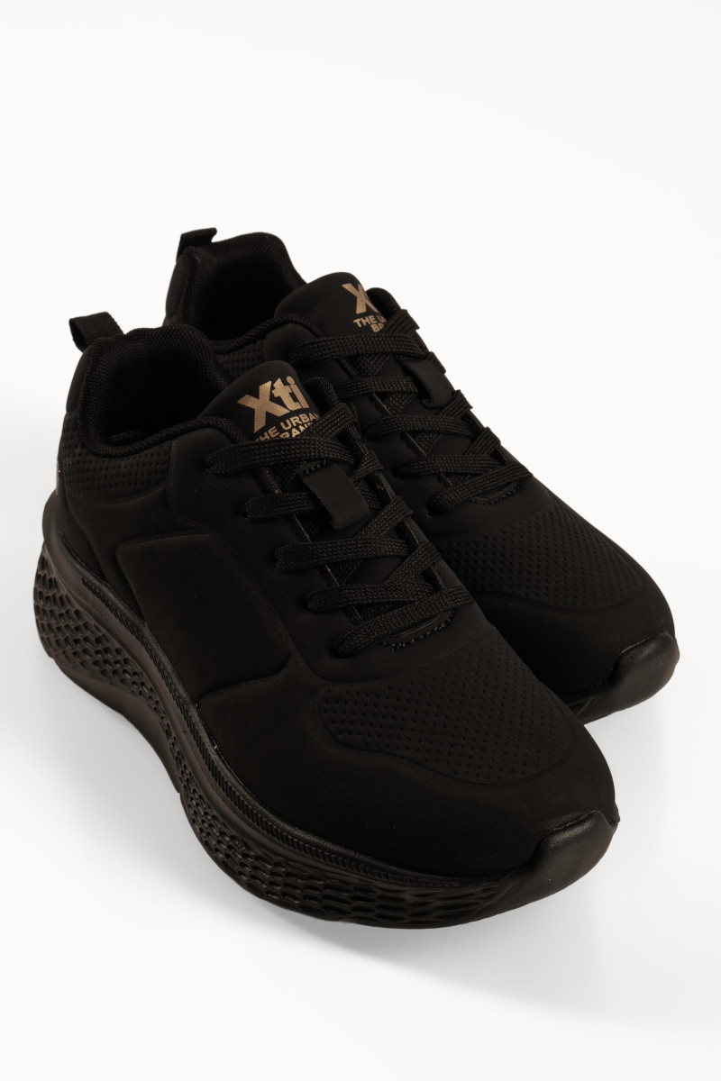 Xti μαύρα γυναικεία sneakers με χοντρή,ανάγλυφη σόλα