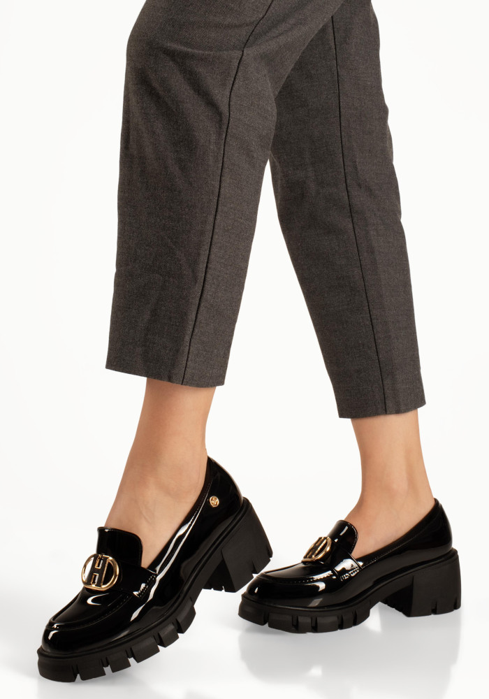 B-Soft μαύρα λουστρίνι γυναικεία loafers με τρακτερωτή σόλα και αγκράφα