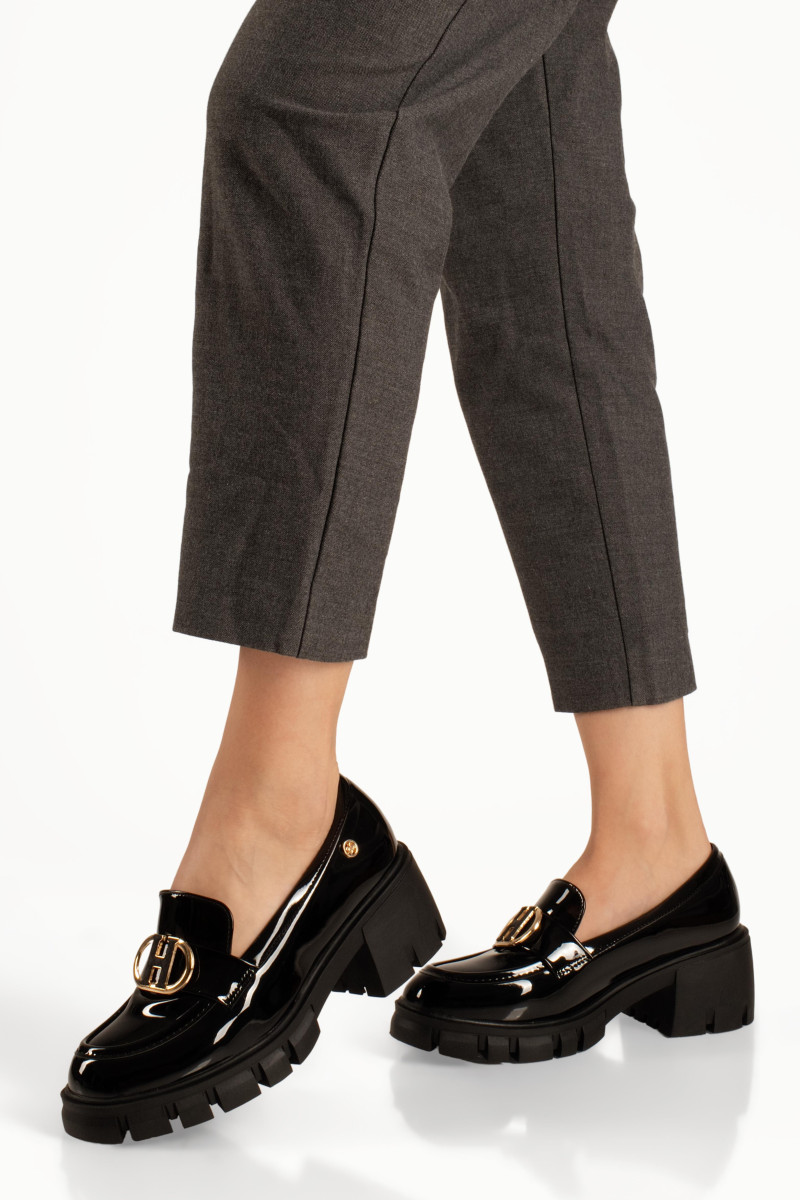 B-Soft μαύρα λουστρίνι γυναικεία loafers με τρακτερωτή σόλα και αγκράφα