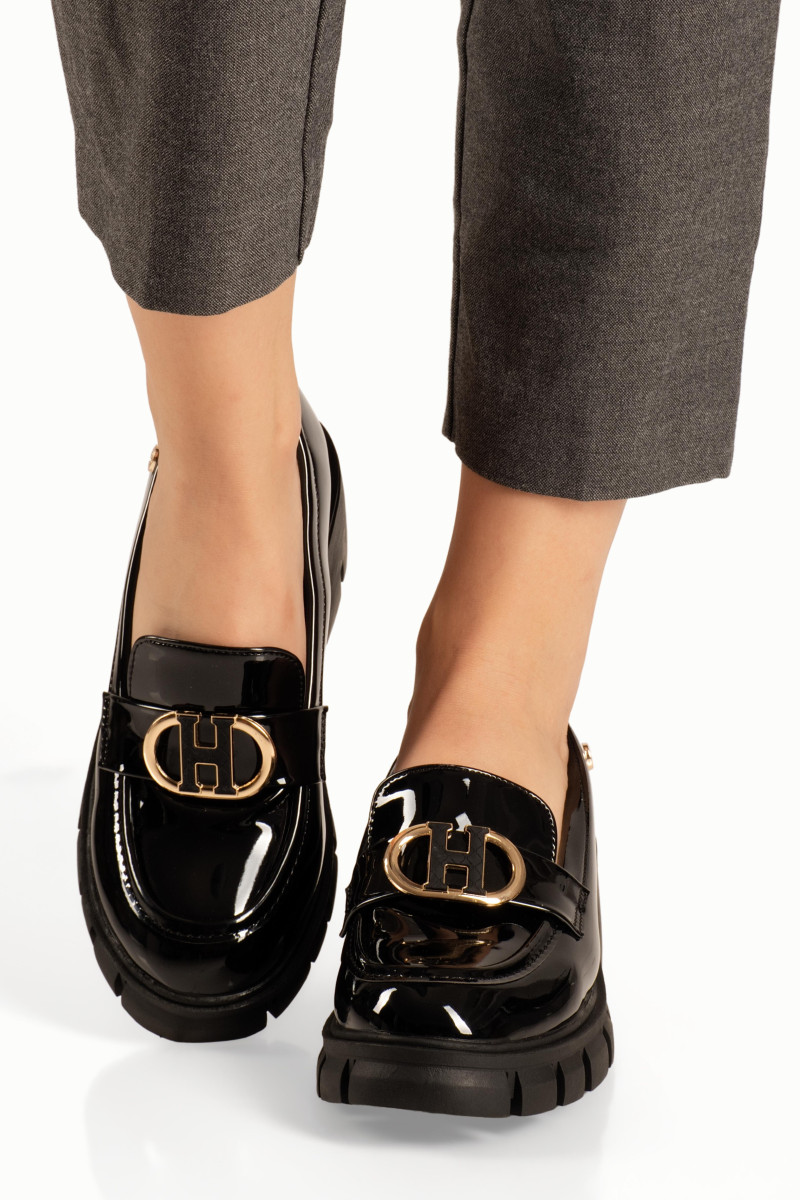 B-Soft μαύρα λουστρίνι γυναικεία loafers με τρακτερωτή σόλα και αγκράφα