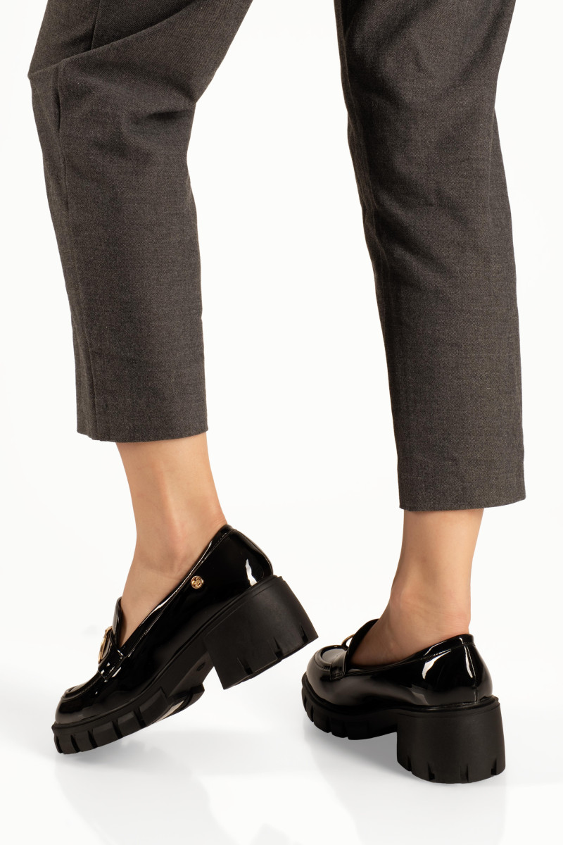 B-Soft μαύρα λουστρίνι γυναικεία loafers με τρακτερωτή σόλα και αγκράφα