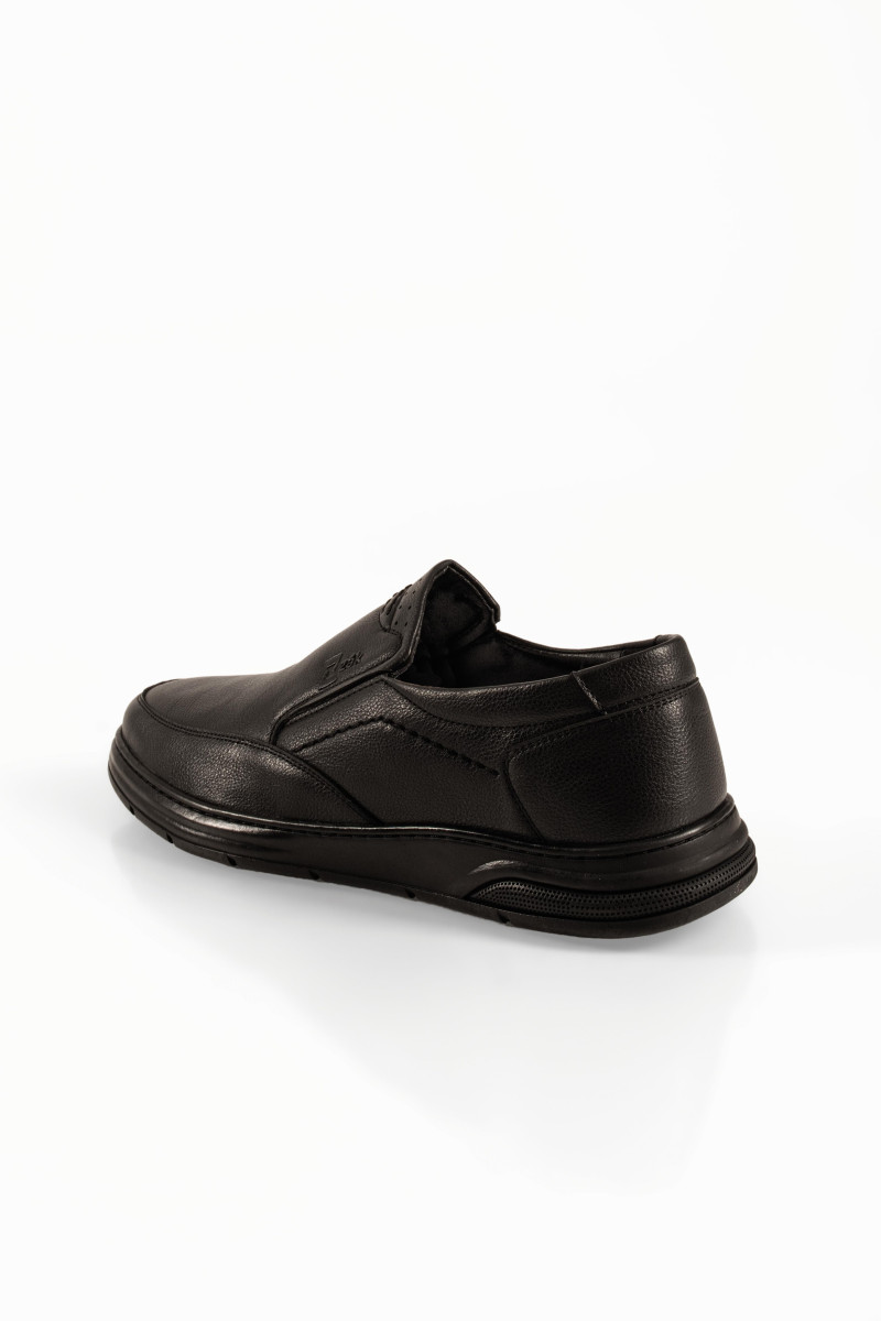 Zak ανδρικά μαύρα slip-on με διακριτικές ραφές
