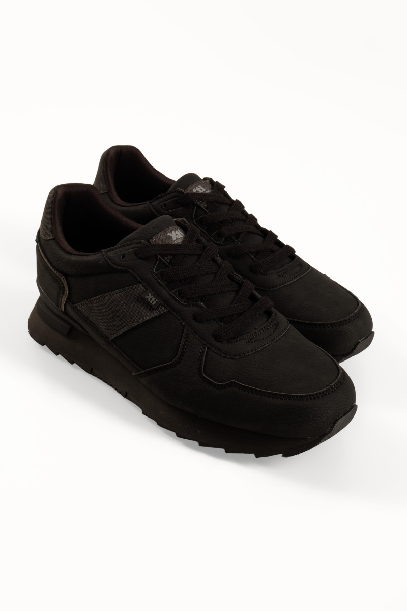 Xti μαύρα sneakers με κορδόνια και πλαϊνές υφασμάτινες λεπτομέρειες