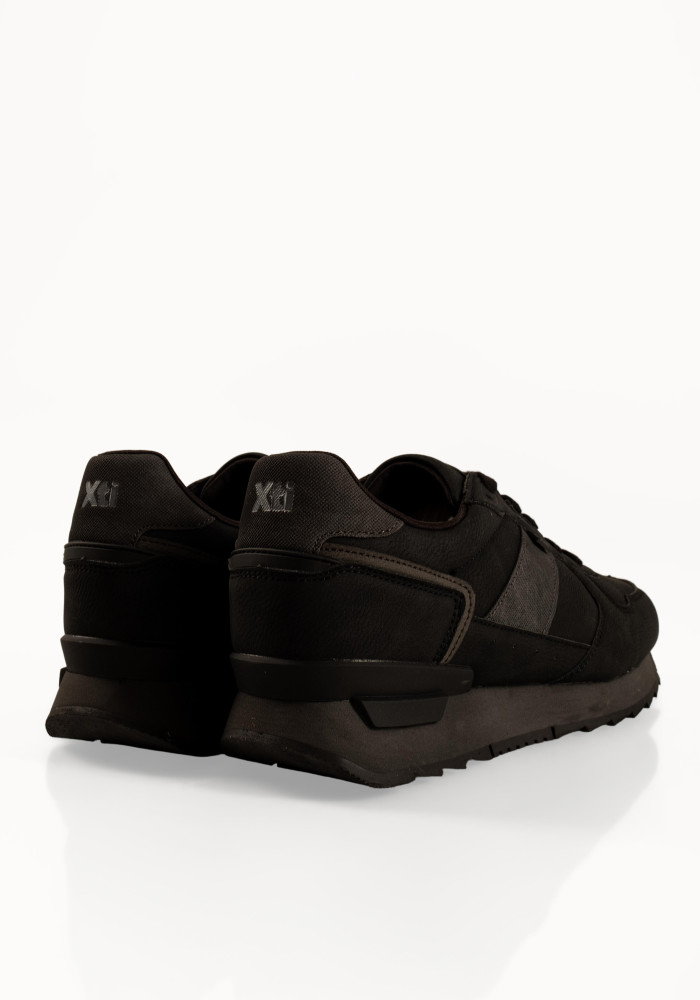 Xti μαύρα sneakers με κορδόνια και πλαϊνές υφασμάτινες λεπτομέρειες