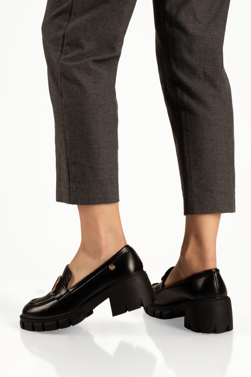 B-Soft μαύρα γυναικεία loafers με τακούνι και αγκράφα