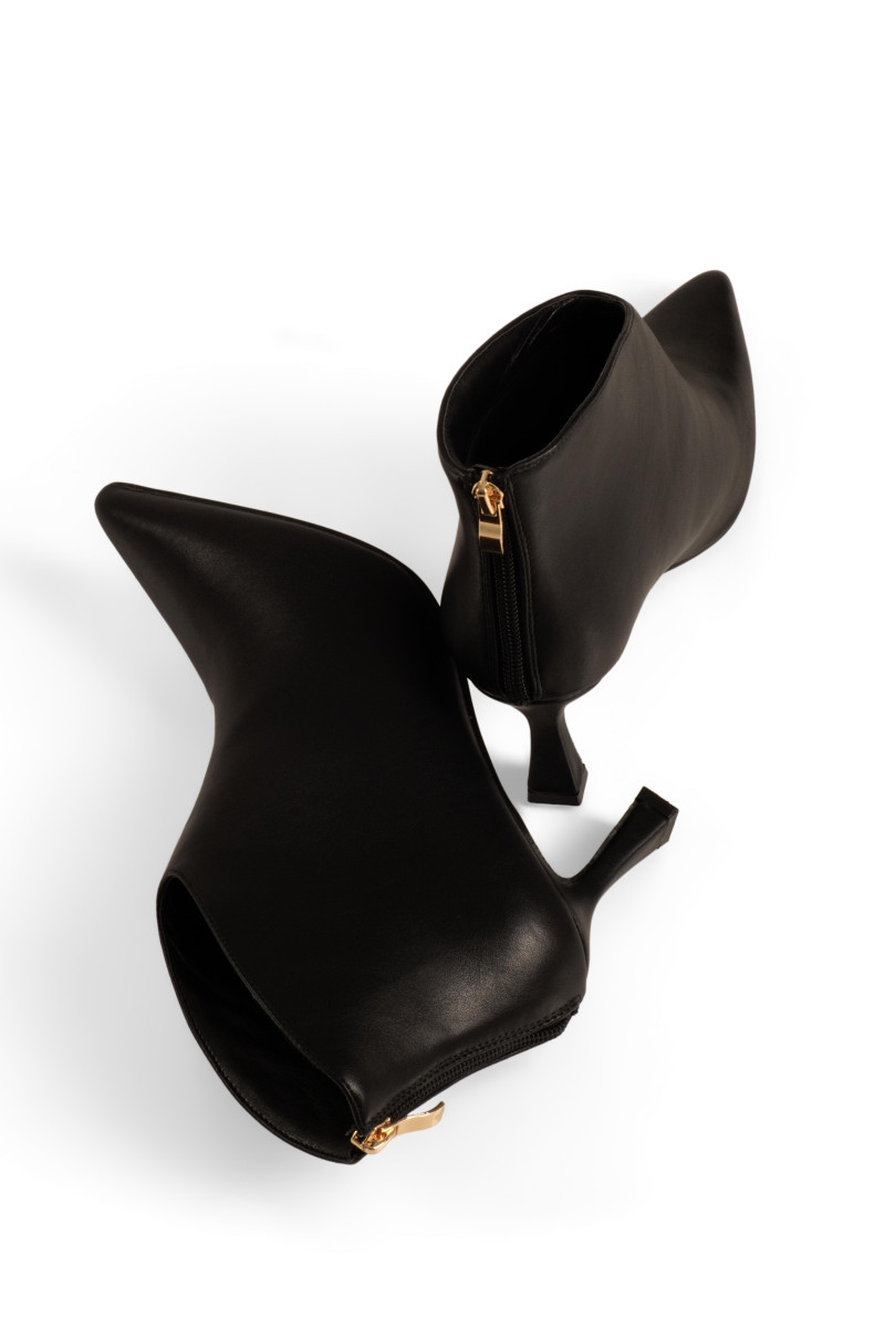 Γυναικεία ankle boots μαύρα με μυτερή μύτη και λεπτό τακούνι