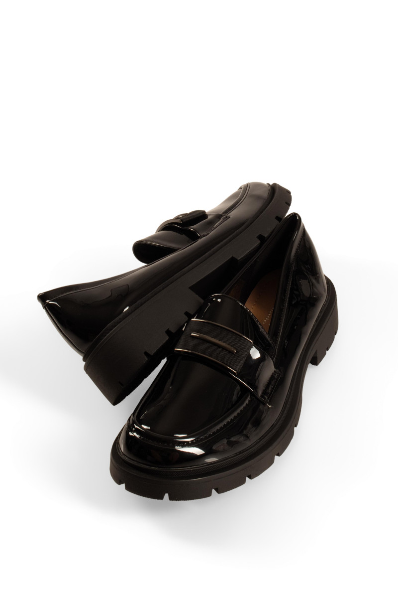 Λουστρίνι μαύρα chunky loafers γυναικεία με μεταλλική λεπτομέρεια σε μεγάλα μεγέθη
