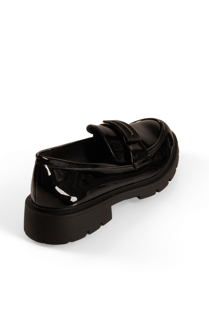 Λουστρίνι μαύρα chunky loafers γυναικεία με μεταλλική λεπτομέρεια σε μεγάλα μεγέθη