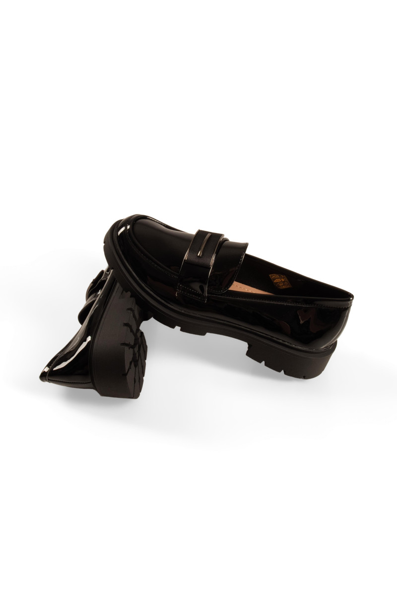 Λουστρίνι μαύρα chunky loafers γυναικεία με μεταλλική λεπτομέρεια σε μεγάλα μεγέθη
