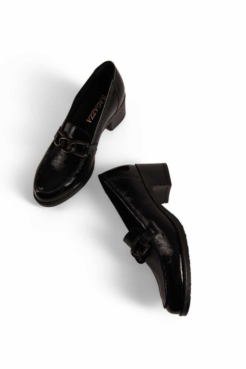 Ragazza λουστρίνι γυναικεία μαύρα loafers με αλυσίδα και block τακούνι