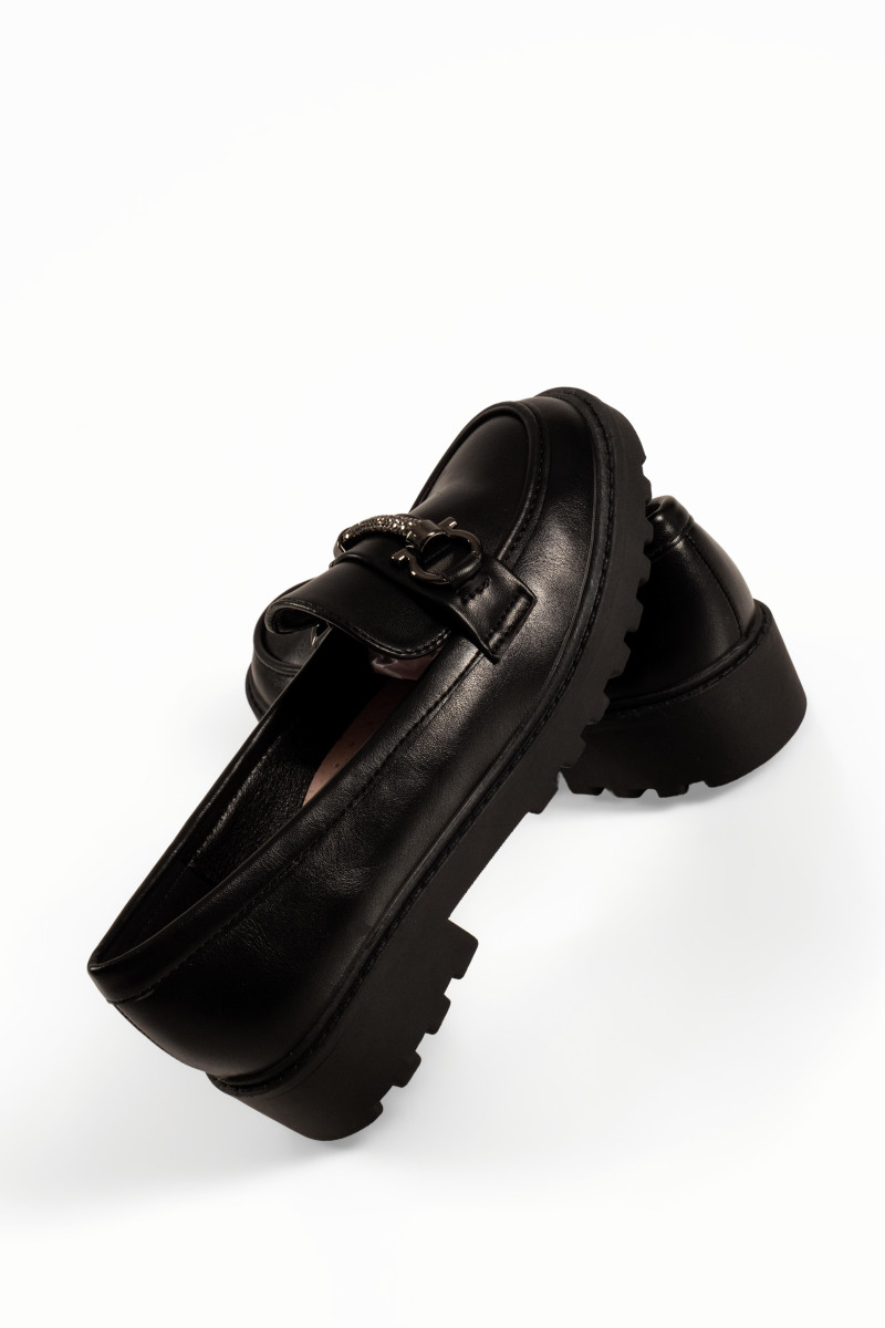 Adams μαύρα loafers για κορίτσια με μεταλλικό διακοσμητικό