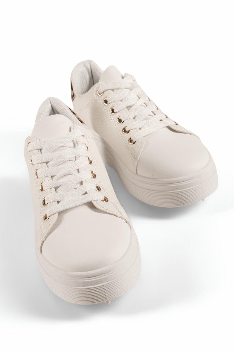 Δίσολα λευκά γυναικεία sneakers με κροκό υφή με λεοπάρ λεπτομέρεια πίσω
