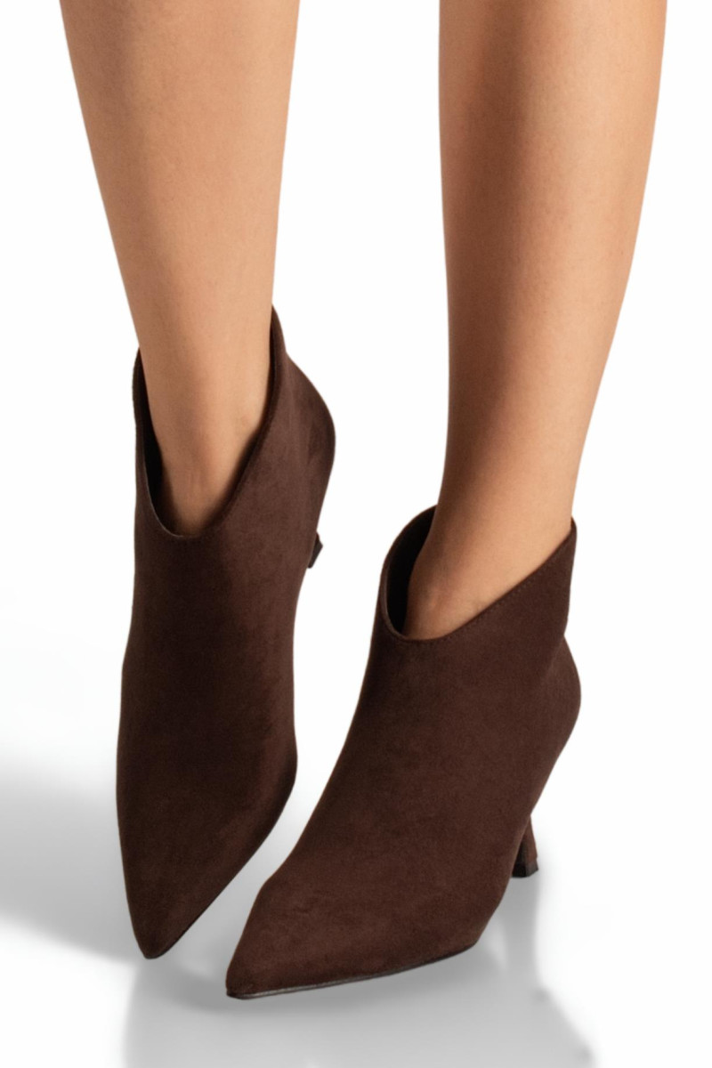 Σουέτ καφέ γυναικεία ankle boots με φερμουάρ στο πίσω μέρος