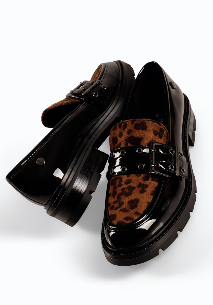 Zak λουστρίνι γυναικεία μαύρα loafers με αγκράφα και animal print