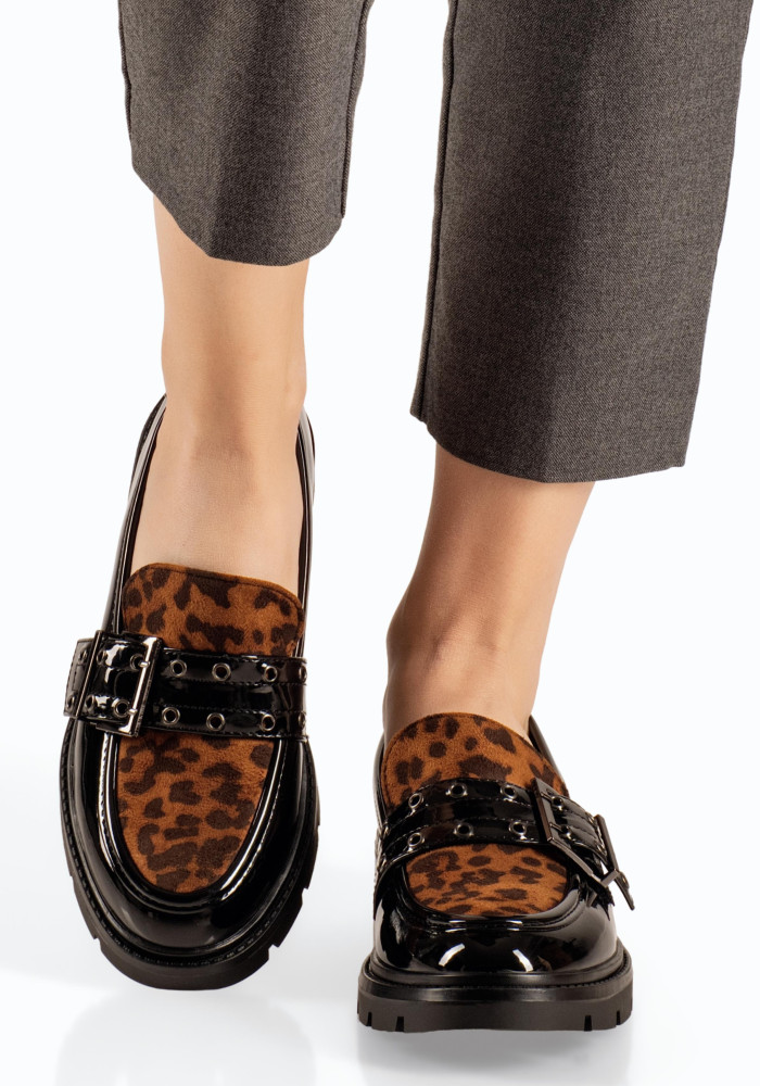 Zak λουστρίνι γυναικεία μαύρα loafers με αγκράφα και animal print
