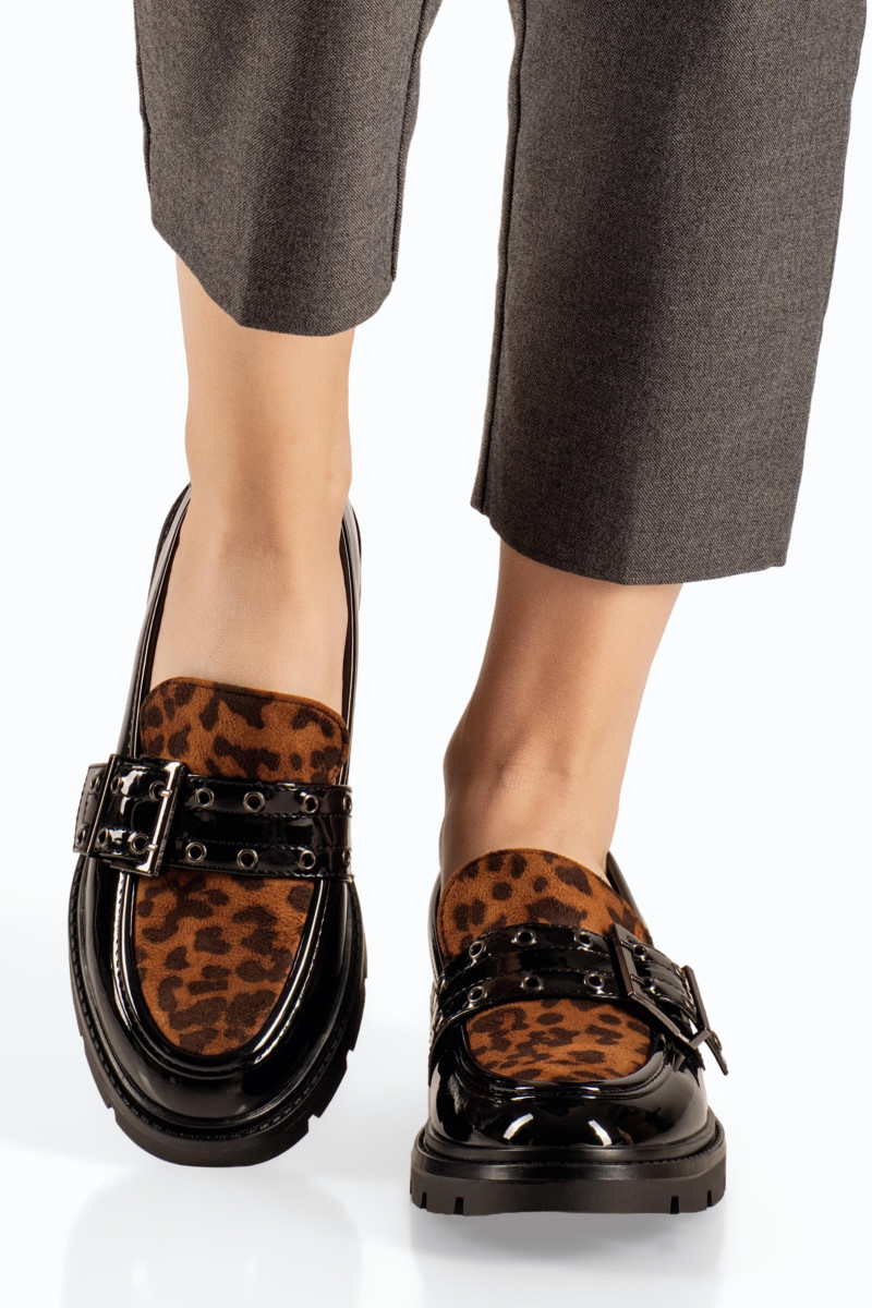 Zak λουστρίνι γυναικεία μαύρα loafers με αγκράφα και animal print