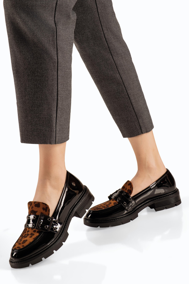 Zak λουστρίνι γυναικεία μαύρα loafers με αγκράφα και animal print