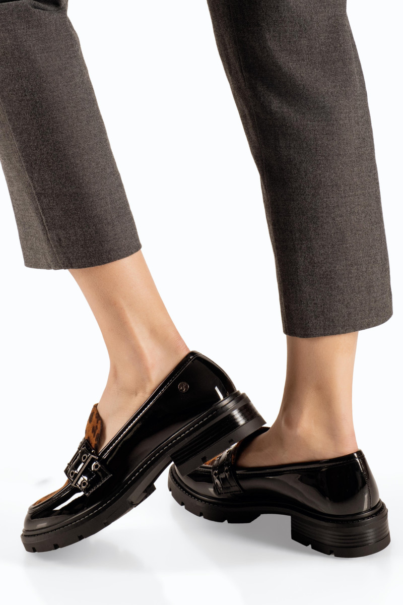 Zak λουστρίνι γυναικεία μαύρα loafers με αγκράφα και animal print