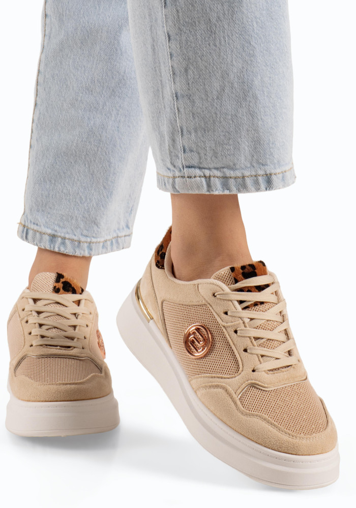 Zak μπεζ γυναικεία sneakers με χρυσές λεπτομέρειες και κορδόνια