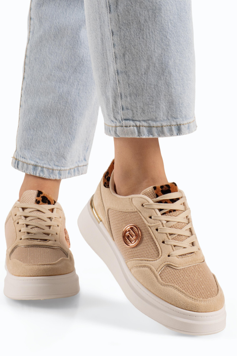 Zak μπεζ γυναικεία sneakers με χρυσές λεπτομέρειες και κορδόνια