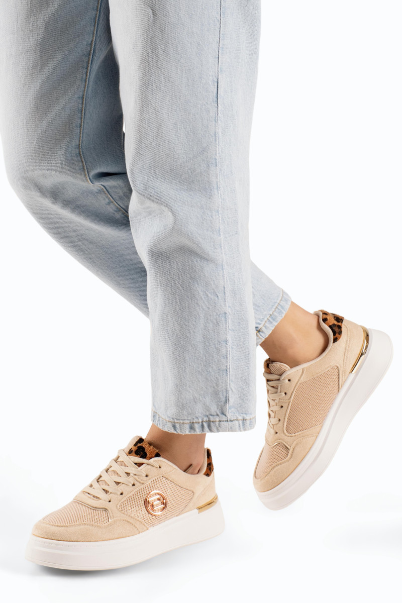 Zak μπεζ γυναικεία sneakers με χρυσές λεπτομέρειες και κορδόνια