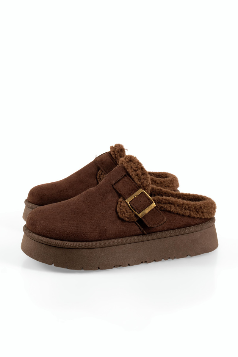 Γυναικεία σουέτ σαμπό καφέ με γούνινη επένδυση και αγκράφα