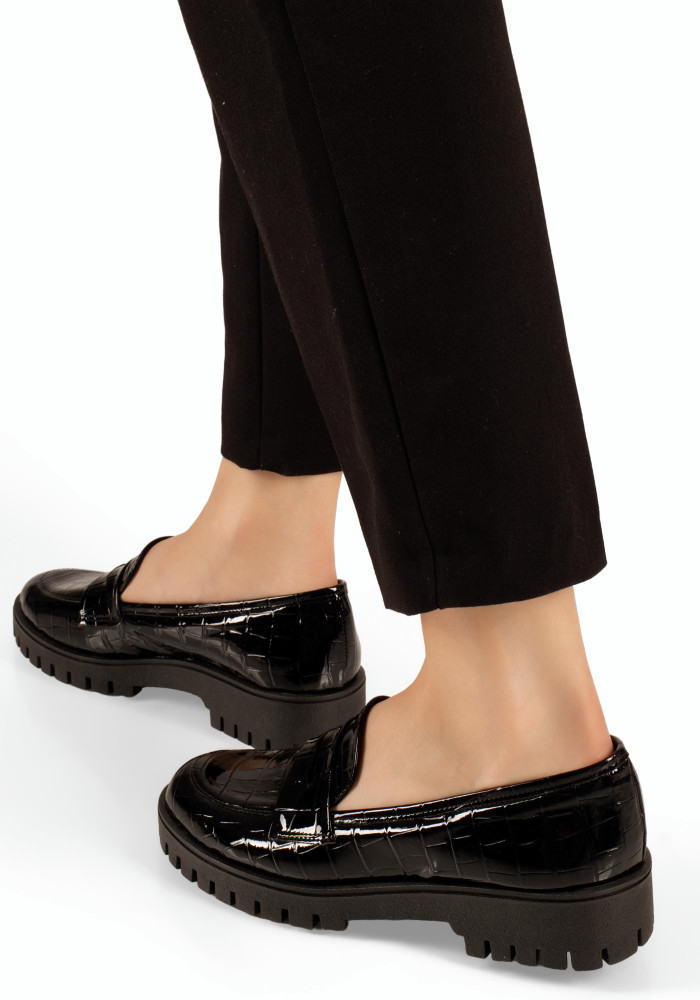 Si Bolleti μαύρα λουστρίνι γυναικεία loafers με ανάγλυφο κροκό σχέδιο