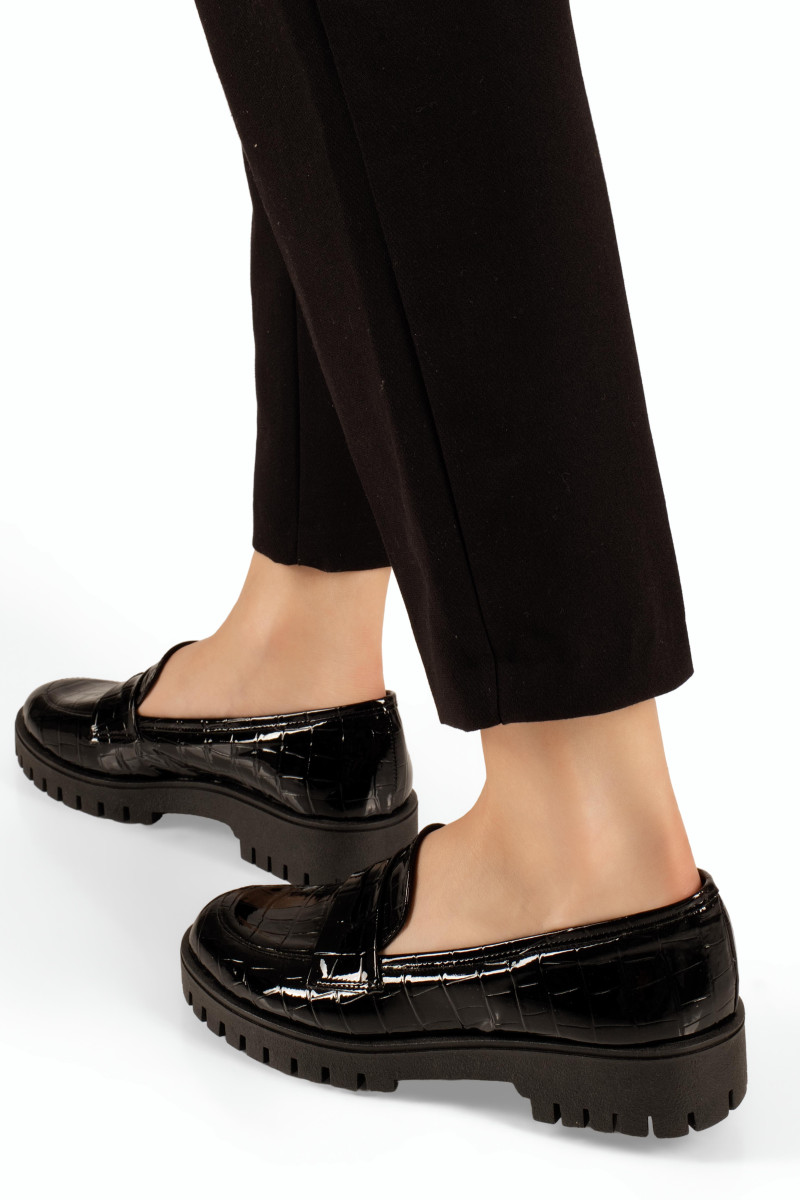 Si Bolleti μαύρα λουστρίνι γυναικεία loafers με ανάγλυφο κροκό σχέδιο