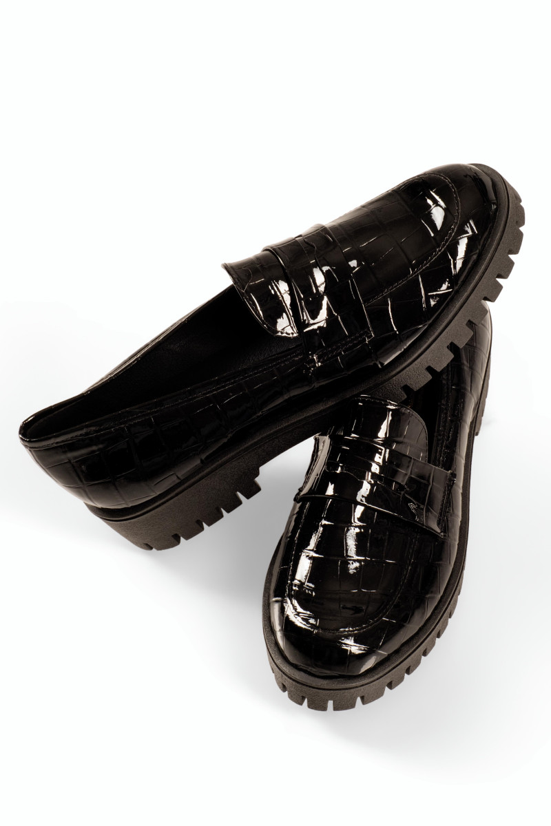 Si Bolleti μαύρα λουστρίνι γυναικεία loafers με ανάγλυφο κροκό σχέδιο