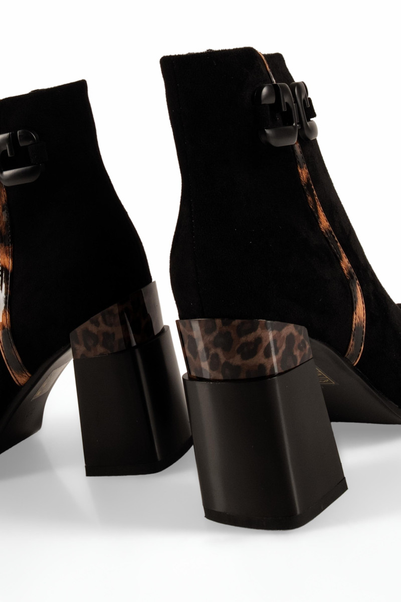 Γυναικεία μποτάκια Adams μαύρα σουέτ με animal print λεπτομέρειες