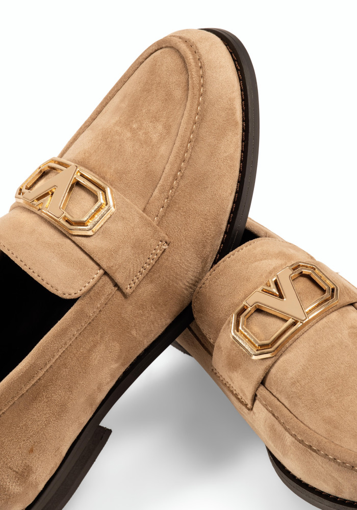 B-Soft γυναικεία μπεζ μοκασίνια suede με χρυσό διακοσμητικό στοιχείο