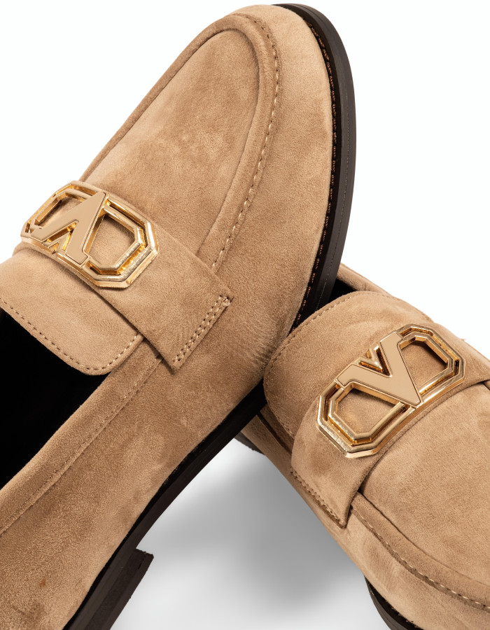 B-Soft γυναικεία μπεζ μοκασίνια suede με χρυσό διακοσμητικό στοιχείο