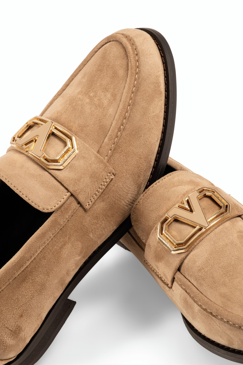 B-Soft γυναικεία μπεζ μοκασίνια suede με χρυσό διακοσμητικό στοιχείο