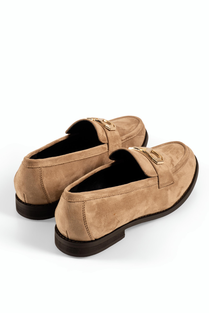B-Soft γυναικεία μπεζ μοκασίνια suede με χρυσό διακοσμητικό στοιχείο