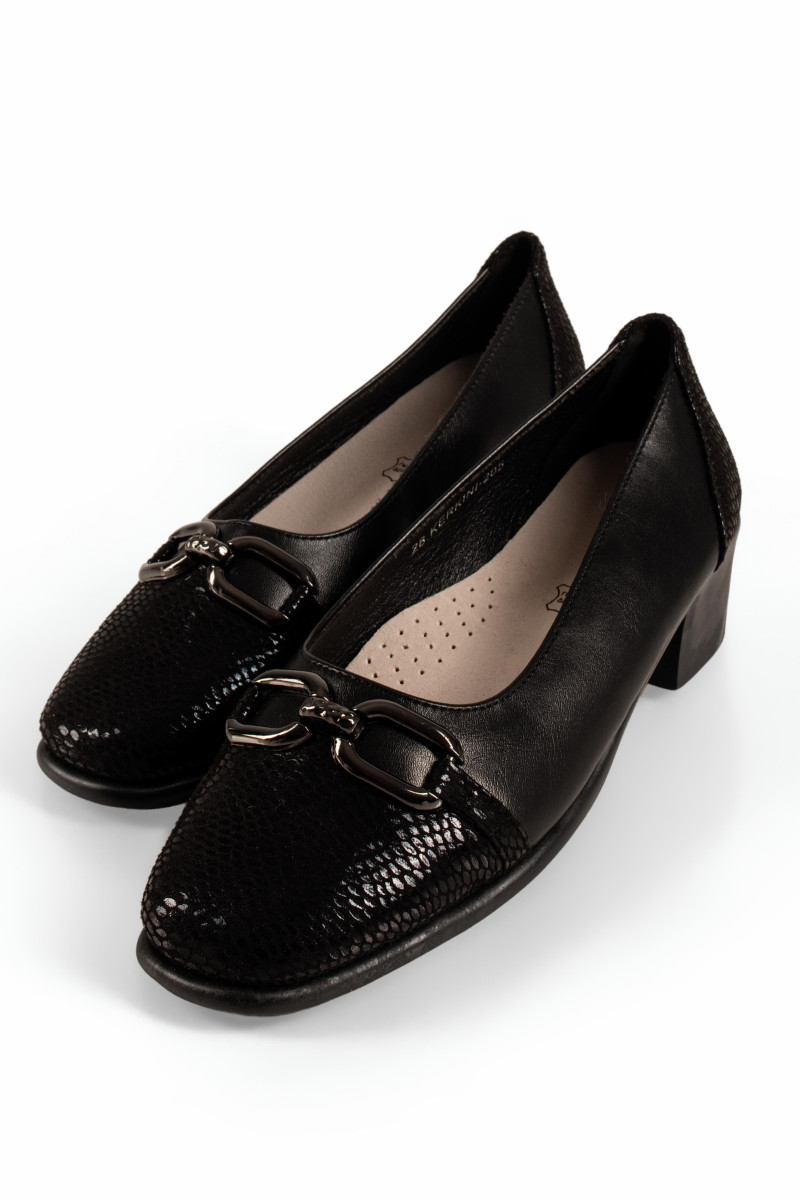 Antrin γυναικείες ανατομικές μαύρες γόβες με snake print και μεταλλική αλυσίδα