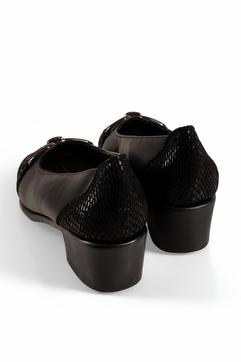 Antrin γυναικείες ανατομικές μαύρες γόβες με snake print και μεταλλική αλυσίδα