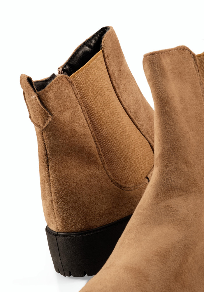 Γυναικεία μποτάκια suede Chelsea με τρακτερωτή σόλα σε πούρο χρώμα