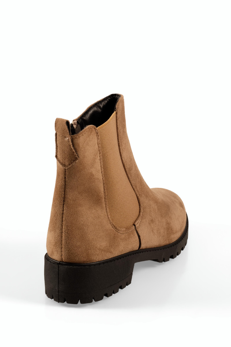 Γυναικεία μποτάκια suede Chelsea με τρακτερωτή σόλα σε πούρο χρώμα
